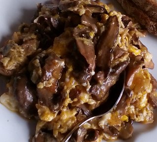 Houbová smaženice s vejci