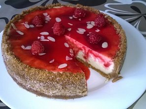 Malinový cheesecake s mandlemi