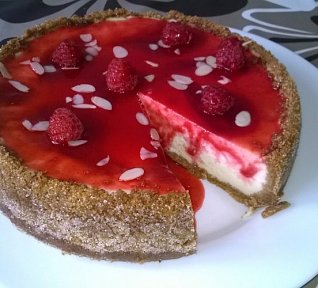 Malinový cheesecake s mandlemi