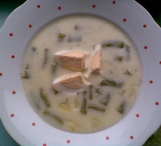 Smetanová koprová polévka s fazolkami a vejcem