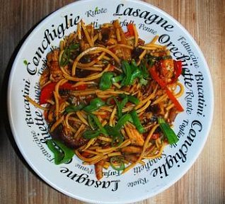 Pravá Hoisin čína s nudlemi Pravá Hoisin čína s nudlemi