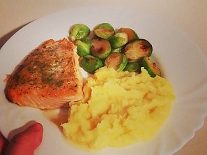 Losos s růžičkovou kapustou a bramborovou kaší