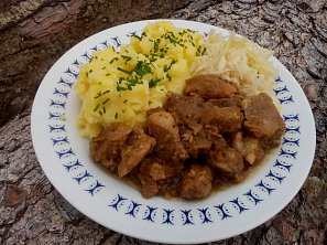 Vepřové bylinkové kostky v cibuli