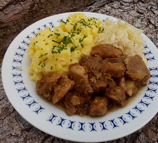 Vepřové bylinkové kostky v cibuli