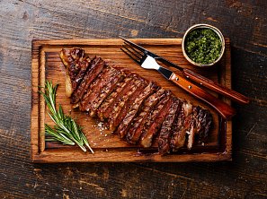 Hovězí steak se salsou verde