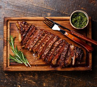 Hovězí steak se salsou verde