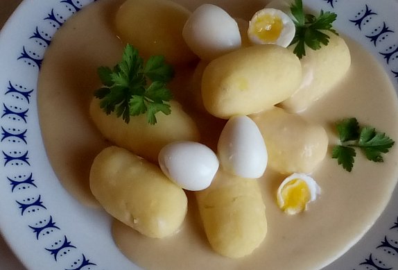Smetanová cibulová omáčka s bramborovými šiškami