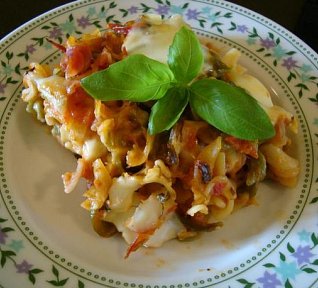 Těstoviny zapečené s mozzarellou