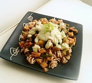 Celozrnné těstoviny s avokádovým dipem