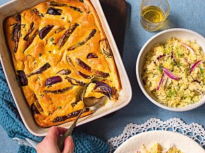 Zapečené klobásky se zelným salátem