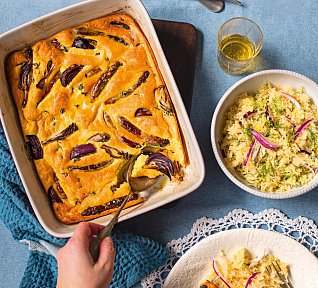 Zapečené klobásky se zelným salátem