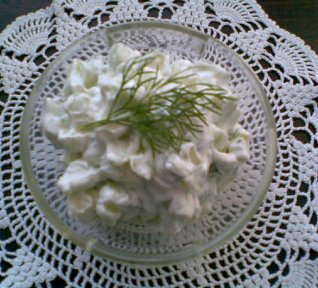 Okurkovo-tvarohový salát s koprem