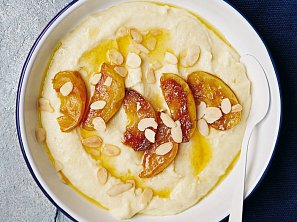 Krupicová kaše s jablky a mandlemi