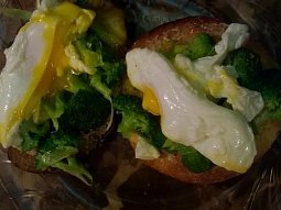 Brokolicový toast se ztraceným vejcem