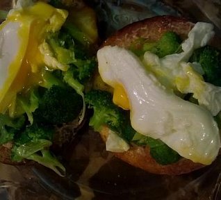 Brokolicový toast se ztraceným vejcem Brokolicový toast se ztraceným vejcem