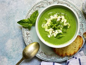 Špenátová polévka se ztraceným vejcem