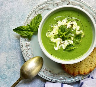 Špenátová polévka se ztraceným vejcem