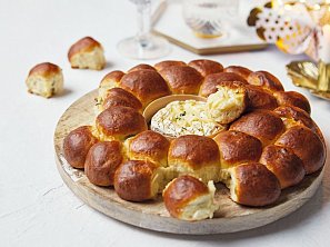 Monkey bread se sýrovým fondue