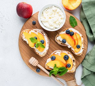 Bruschetty s krémovým sýrem a broskví