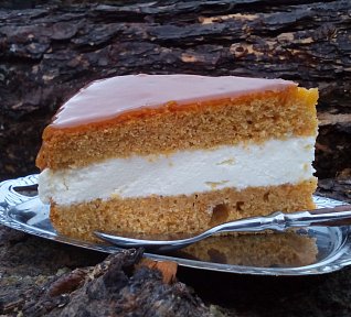 Mrkvový dort / řez s karamelovou polevou