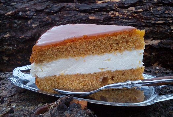 Mrkvový dort / řez s karamelovou polevou photo-0