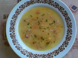 Jemná polévka s uzeným masem, zeleninou a rýží