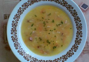 Jemná polévka s uzeným masem, zeleninou a rýží