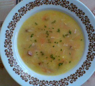 Jemná polévka s uzeným masem, zeleninou a rýží