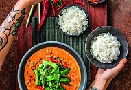 Červené kuřecí kari