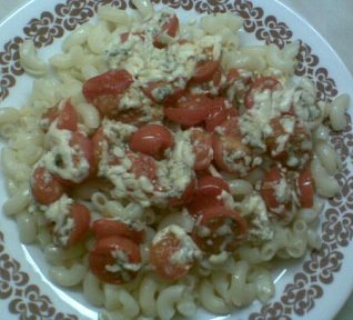 Česnekové těstoviny se sýrovými rajčátky