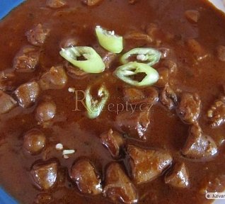 Guláš z drůbežích žaludků a srdíček