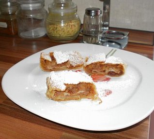 Tažený štrůdl (závin) Tažený štrůdl (závin)
