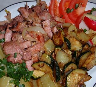 Jednoduché ražničí (špízy) z pánve se smaženou zeleninou