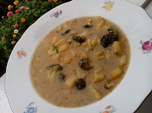 Brokolicová polévka s bramborem Brokolicová polévka s bramborem