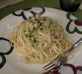 Těstoviny s kapustou a tuňákem