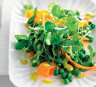 Salát s karotkou a hráškem