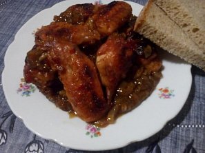 Chilli křídla v cibulovém sosu Chilli křídla v cibulovém sosu