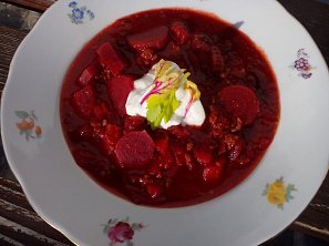 Rajčatová polévka s řepou a mletým masem