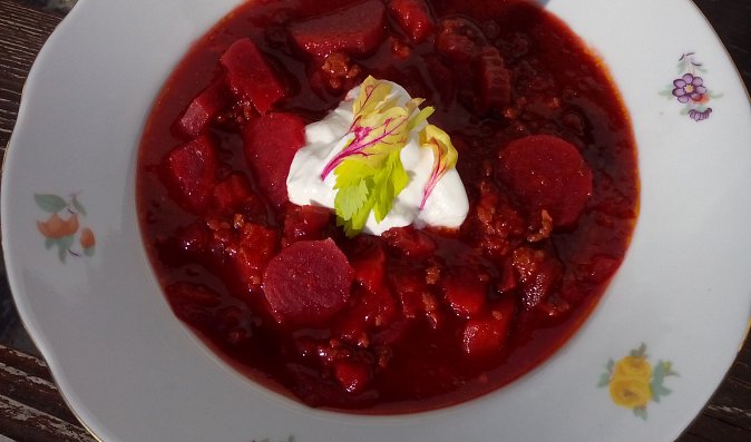 Rajčatová polévka s řepou a mletým masem