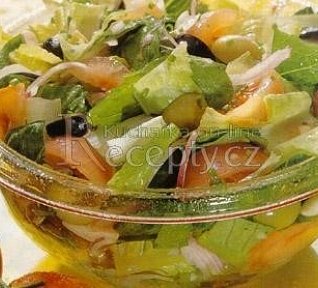 Římský salát s rajčaty a olivami