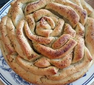 Chlebová růže s bylinkovým máslem