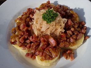 Bramborové knedlíky sypané cibulovo-uzenou směsí