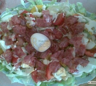 Zeleninová mísa s vejcem a slaninkou