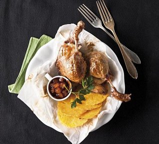 Kachní stehna s polentovymi placičkami (Entenkeule mit Polentaplätzchen)