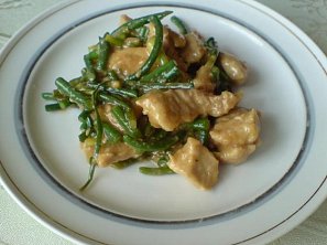 Česnekové výhonky s masem