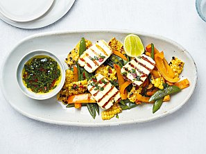 Salát s grilovanou zeleninou a sýrem halloumi