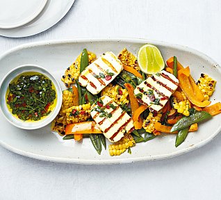 Salát s grilovanou zeleninou a sýrem halloumi