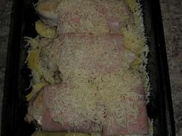 Majolkové kuřecí plátky se slaninou a cibulí zapečené sýrem