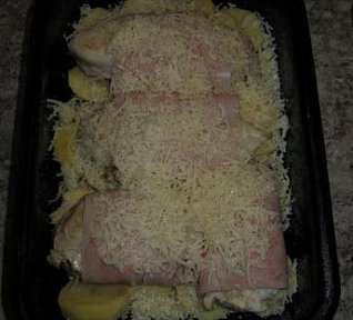 Majolkové kuřecí plátky se slaninou a cibulí zapečené sýrem