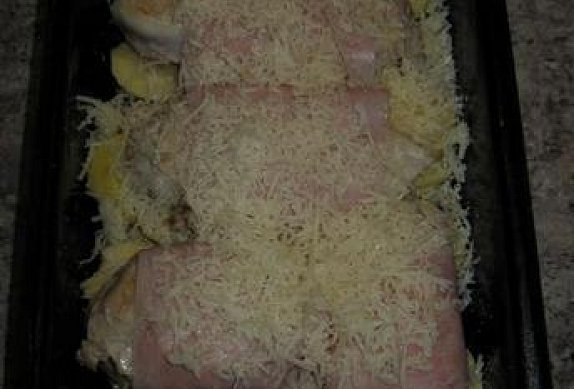 Majolkové kuřecí plátky se slaninou a cibulí zapečené sýrem